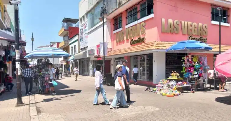 Día parcialmente nublado con intenso calor