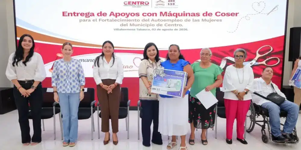 entrega yolanda osuna máquinas de coser a mujeres para fortalecer el autoempleo