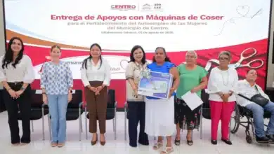 entrega yolanda osuna máquinas de coser a mujeres para fortalecer el autoempleo