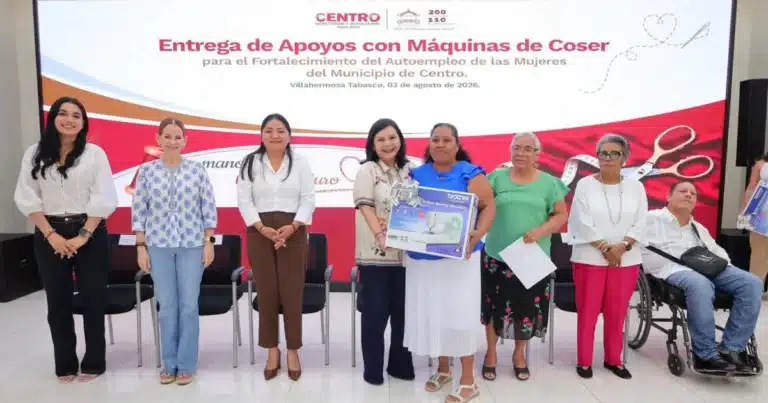 entrega yolanda osuna máquinas de coser a mujeres para fortalecer el autoempleo