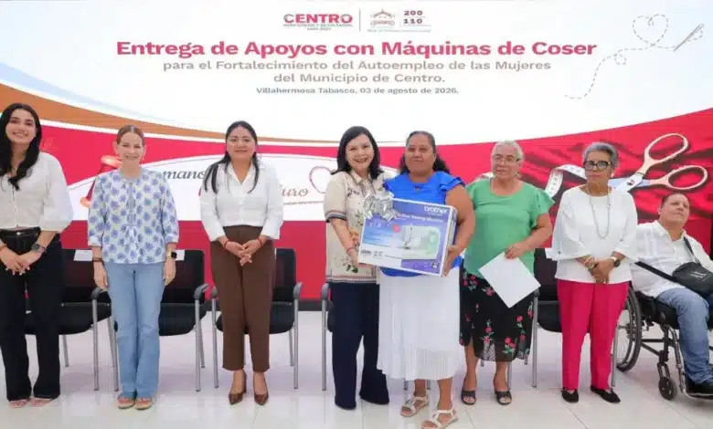 entrega yolanda osuna máquinas de coser a mujeres para fortalecer el autoempleo