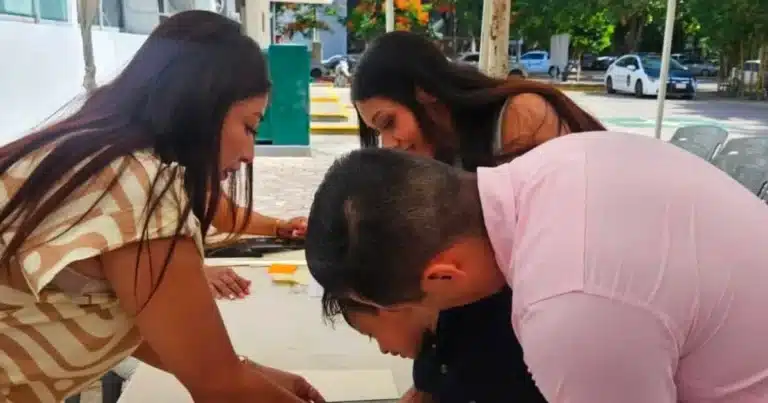 entregan actas de nacimiento extemporáneas a niños y adultos mayores