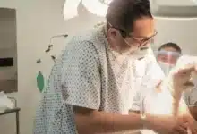 médico de tabasco se levanta de su camilla para atender a un marino herido