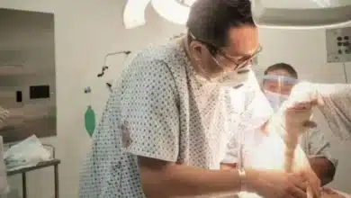 médico de tabasco se levanta de su camilla para atender a un marino herido