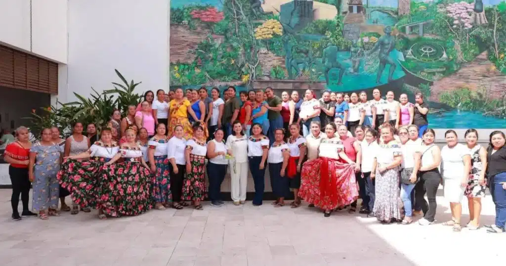 Reconoce Yolanda Osuna a mujeres artesanas en el marco del Día Mundial del Bordado