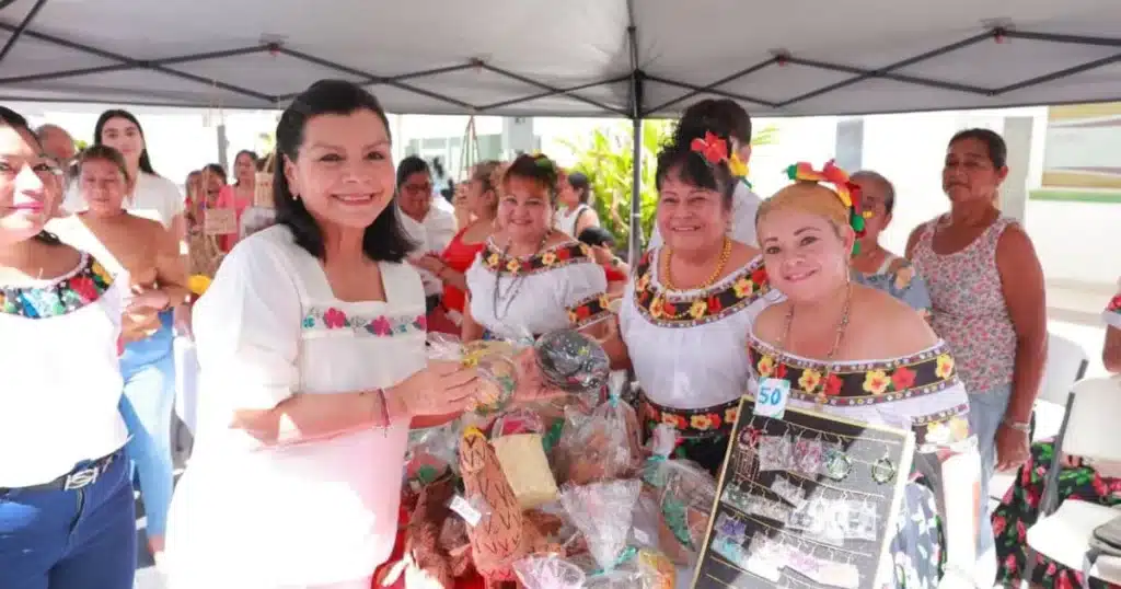 Reconoce Yolanda Osuna a mujeres artesanas en el marco del Día Mundial del Bordado