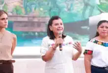 Reconoce Yolanda Osuna a mujeres artesanas en el marco del Día Mundial del Bordado