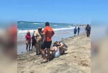 rescatan con vida a cuatro personas atrapadas por la marea en playa del sol