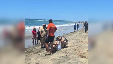 rescatan con vida a cuatro personas atrapadas por la marea en playa del sol