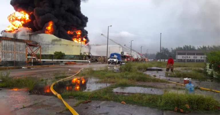 atiende pemex incidente en la terminal de almacenamiento pajaritos