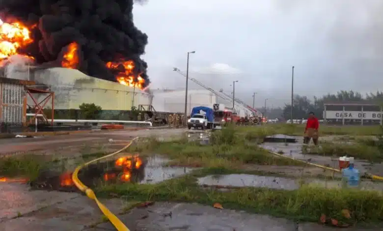 atiende pemex incidente en la terminal de almacenamiento pajaritos