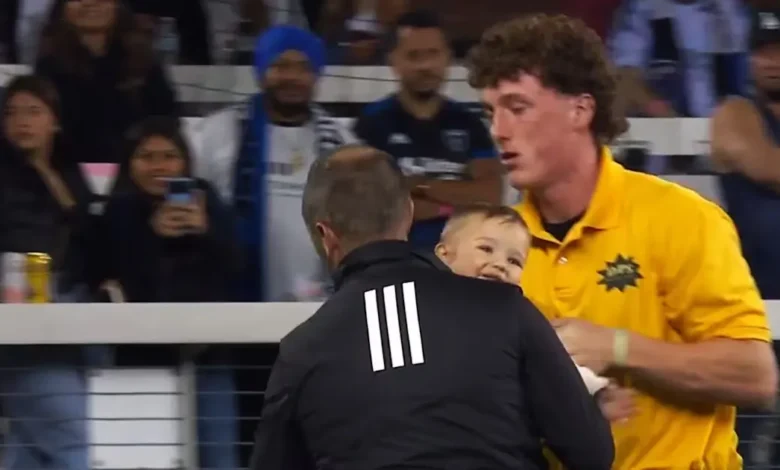 bebé entra a la cancha durante partido de la mls y detiene el juego