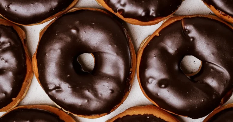 Retiran del mercado donas de chocolate por leche no declarada; podrían causar reacciones graves