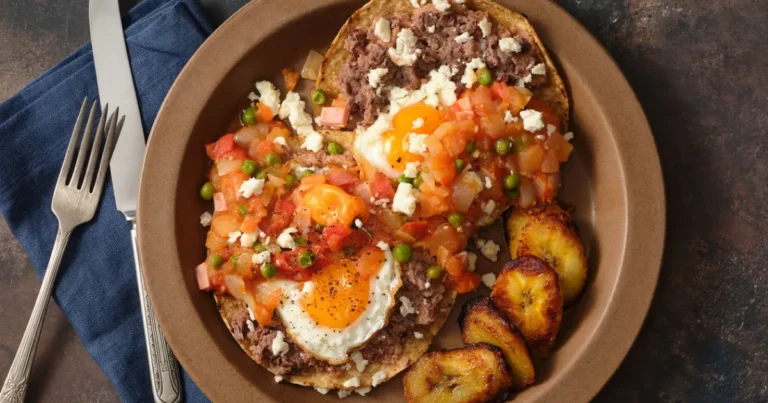 La mejor receta de huevos motuleños, tradicional (Foto de internet)