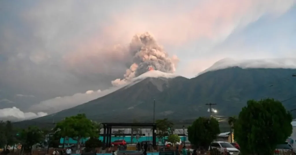 volcán de fuego entra en fase más explosiva y obliga a evacuar comunidades en guatemala (1)