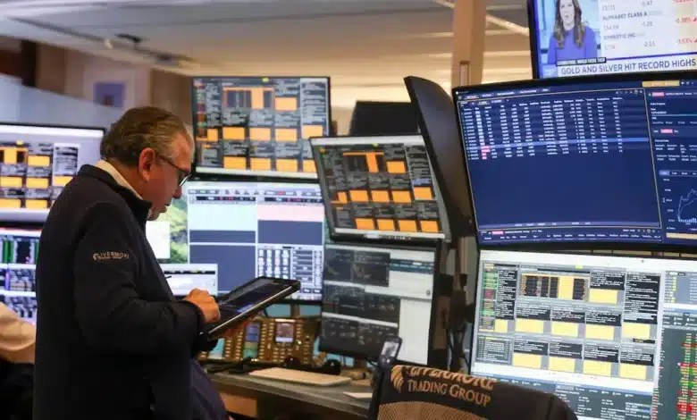 wall street cierra con pérdidas ante repunte del petróleo y expectativa por empleo en eu