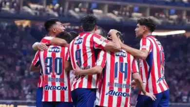 chivas golea a pumas y asalta el liderato del ap26