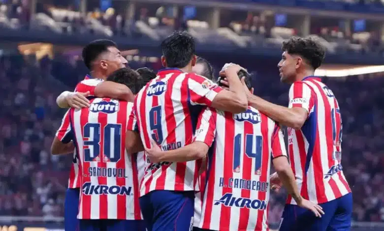 chivas golea a pumas y asalta el liderato del ap26