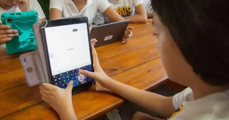 evalúan frenar abuso de celulares e ia en aulas