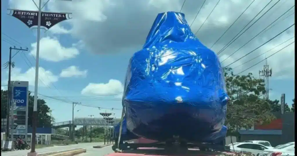 helicóptero en tráiler sorprende a automovilistas en la carretera villahermosa frontera (1)