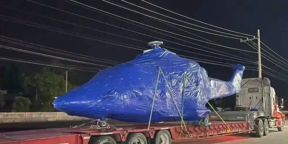 helicóptero en tráiler sorprende a automovilistas en la carretera villahermosa frontera