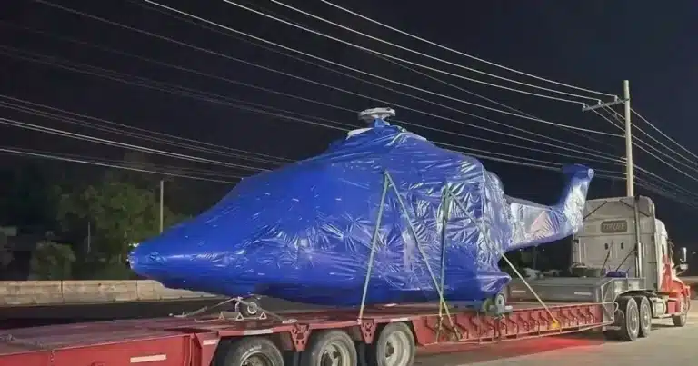 helicóptero en tráiler sorprende a automovilistas en la carretera villahermosa frontera