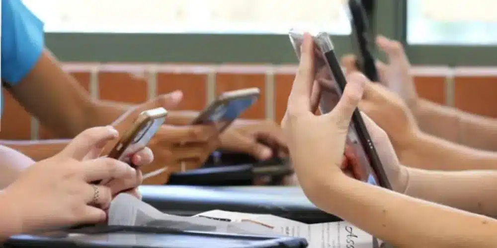 prohibición total de celulares en escuelas básicas iniciará el 3 de noviembre