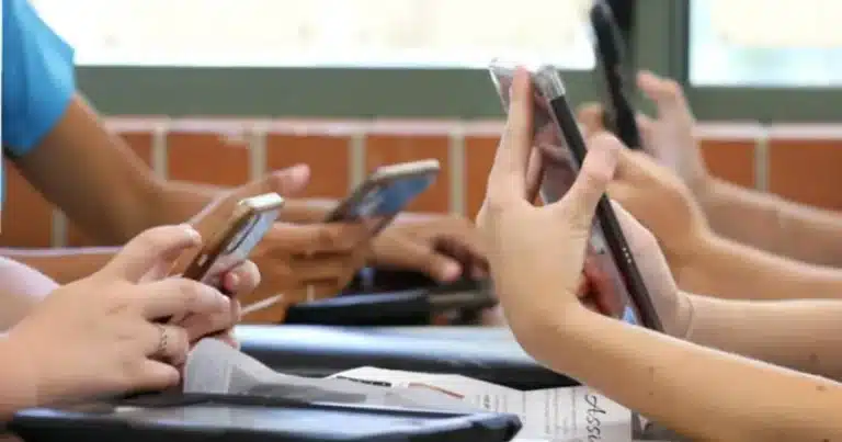 prohibición total de celulares en escuelas básicas iniciará el 3 de noviembre