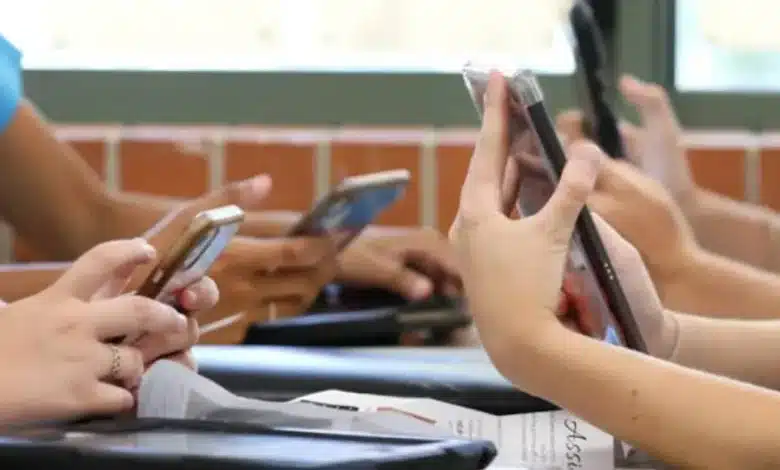 prohibición total de celulares en escuelas básicas iniciará el 3 de noviembre