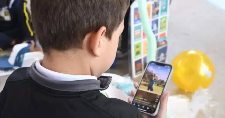 proponen desde el pt legislar el uso del celular en las aulas