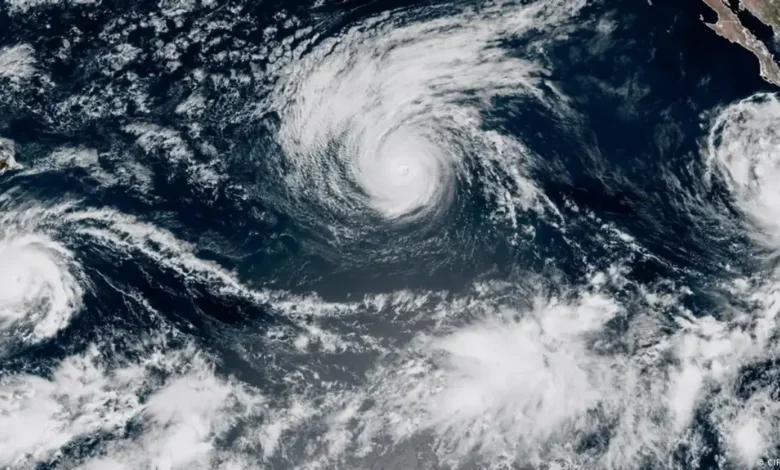 el niño alinea tres huracanes en el pacífico