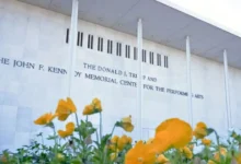 la dirección del centro kennedy, designada por trump, aprueba cerrarlo por reformas