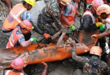 rescate en nepal salvan a dos tras nueve días