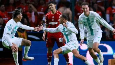 santos remonta y vence al líder toluca en el nemesio diez