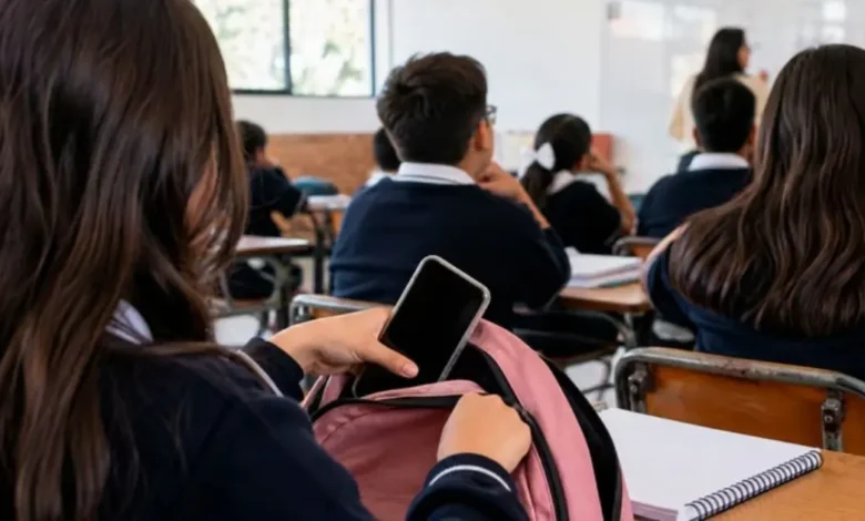 sep restringe uso de celulares en escuelas de méxico la medida entra en vigor el 3 de noviembre
