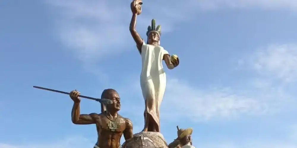a las puertas de cunduacán, la arcilla y el bronce inmortalizan la esencia del edén tabasqueño