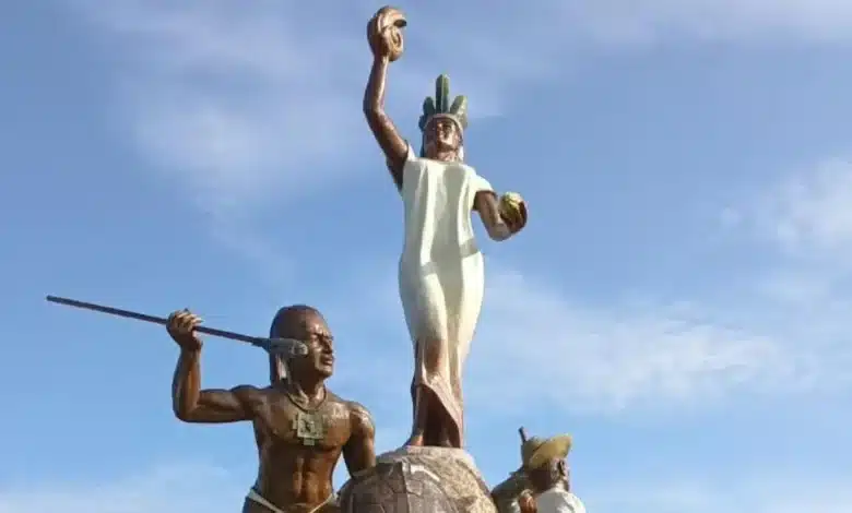 a las puertas de cunduacán, la arcilla y el bronce inmortalizan la esencia del edén tabasqueño
