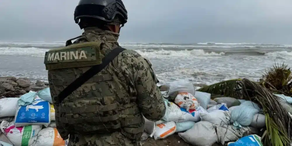 Marinos y comunidad trabajan en las costas ante embate del frente frío 2 (Foto de cortesía)