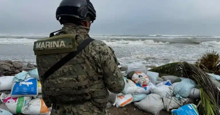 Marinos y comunidad trabajan en las costas ante embate del frente frío 2 (Foto de cortesía)