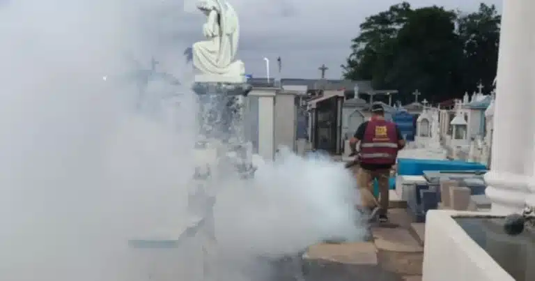 Fumigan 122 panteones en Centro por Día de Muertos (Foto de cortesía)