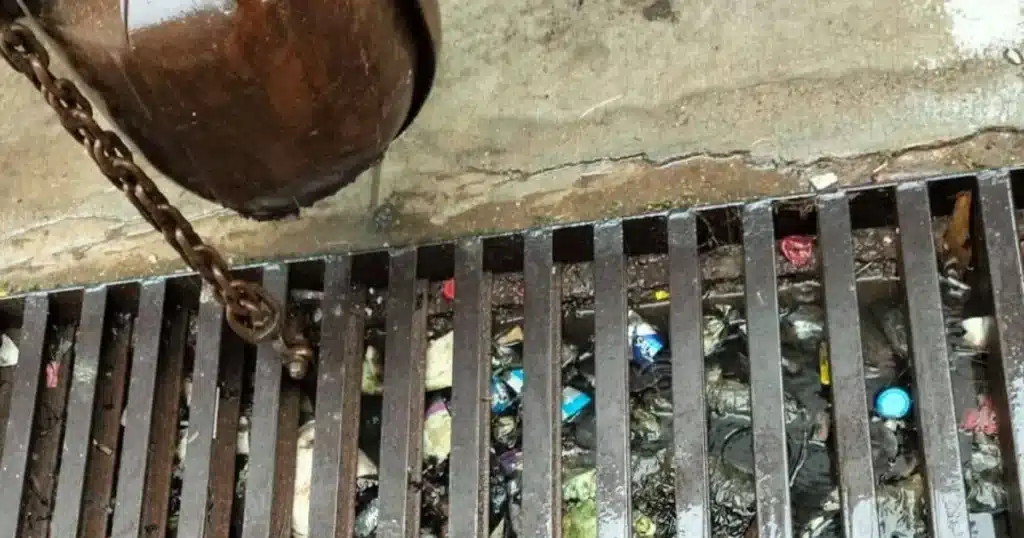 extraen toneladas de residuos de las alcantarillas de centro (1)
