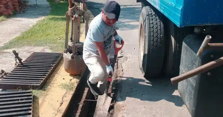 extraen toneladas de residuos de las alcantarillas de centro
