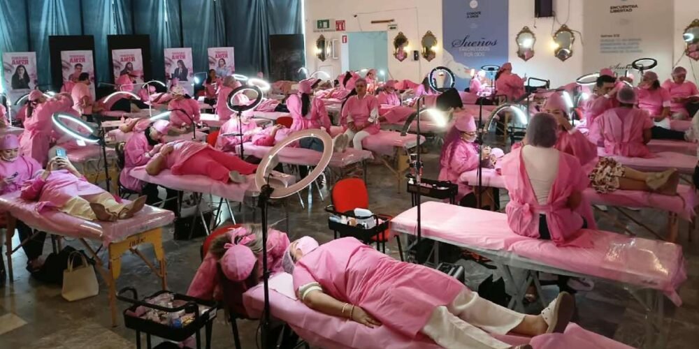 Devuelven la sonrisa a sobrevivientes con micropigmentación paramédica gratuita