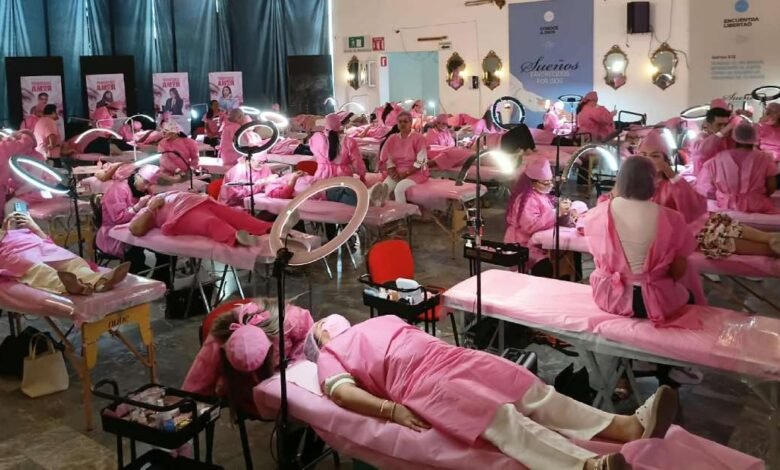 Devuelven la sonrisa a sobrevivientes con micropigmentación paramédica gratuita