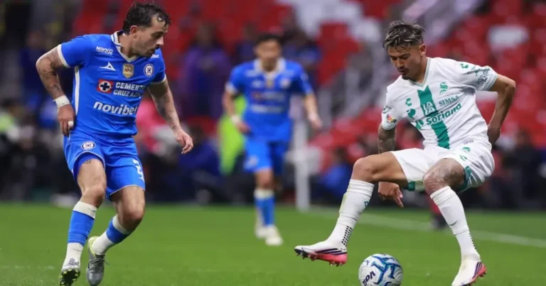 alan mozo provoca críticas al cantar con la afición de cruz azul1