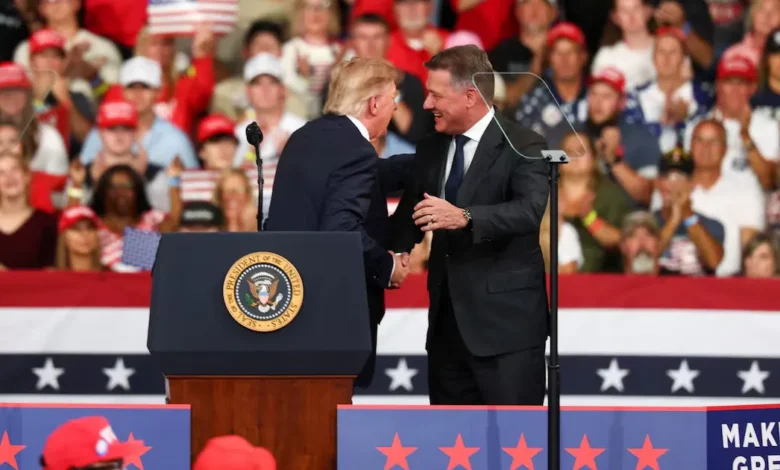 ceo de audi enfrenta críticas por aparecer con trump