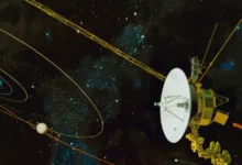 El hito cósmico de la NASA un artefacto humano a un día luz de casa